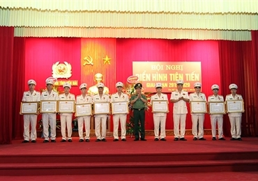安培省公安厅举行2015-2020年阶段先进典范表彰大会