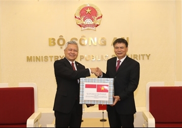 越南公安部向印尼提供防疫医疗物资