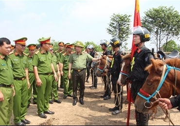 黎国雄副部长视察公安部特警司令部骑兵训练中心