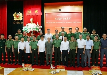 公安部值越南革命新闻日95周年之际举行见面会