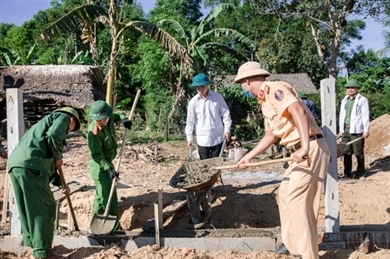 60名干部、战士携手帮助人民共建新农村