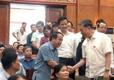 苏林部长会见北宁市选民