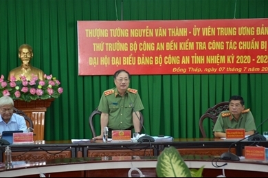 阮文成副部长与同塔省公安厅举行工作会议