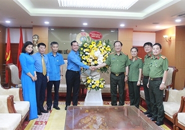 公安部领导人祝贺越南劳动总联合会