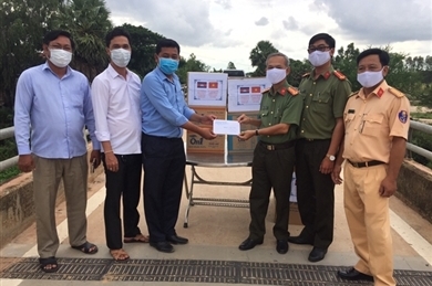 越南向柬埔寨斯外芝伦县赠送防疫医疗物资