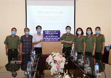 河南省公安厅向省卫生厅赠送2万个医疗口罩