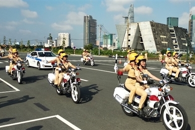 胡志明市公安局女交警摩托护卫队正式亮相