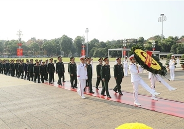 越南国庆75周年：党和国家领导入陵瞻仰胡志明主席遗容