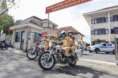 大叻市公安力量出征确保交通秩序安全