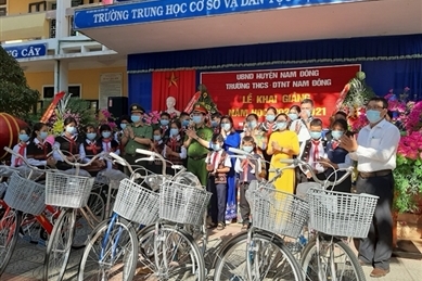 黎国雄副部长向承天顺化省山区学生赠送自行车
