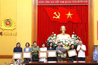 公安部向越南电视台集体与个人颁发奖状