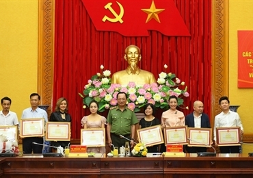 成功举办纪念越南人民公安传统日75周年艺术活动  公安部向各名艺术家给予表彰