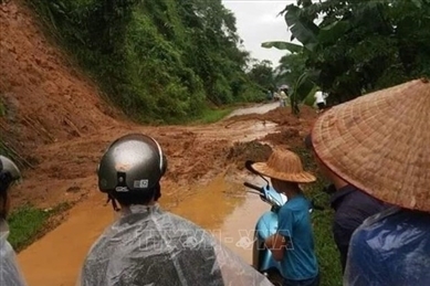 越南多地遭受雷暴雨天气袭击 造成重大财产损失