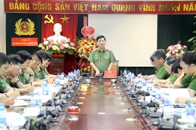 阮文山副部长与毒品犯罪调查警察局举行工作会议