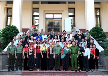 越南公安部会见莱州省有信誉者代表团