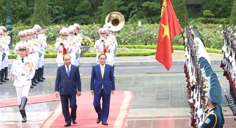 阮春福总理主持仪式欢迎日本首相菅义伟对越南进行正式访问