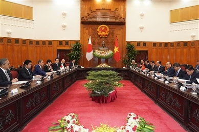 越南政府总理阮春福与日本首相菅义伟举行会谈