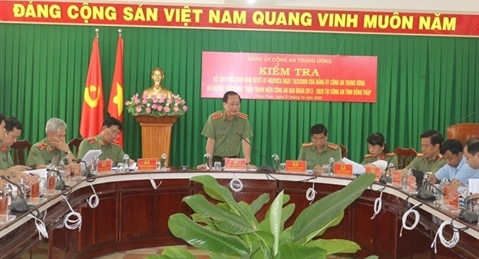 阮文成副部长与同塔省人民委员会、省公安厅举行工作会议