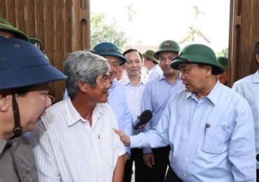 政府总理阮春福视察第9号台风的灾后重建情况