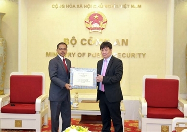 越南公安部向印度红十字会赠送5万个抗菌布料口罩