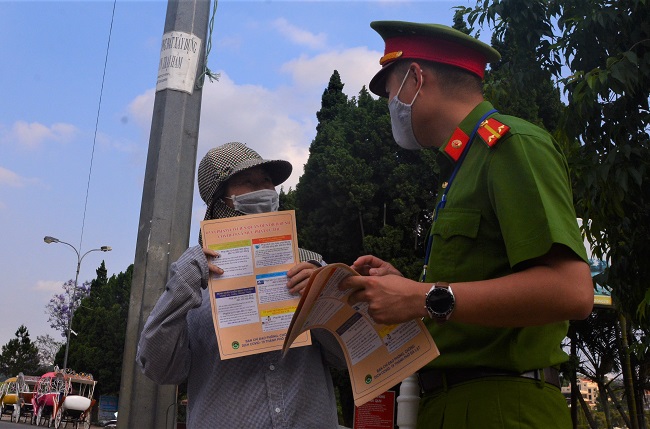 大叻市公安力量散发10万张犯罪警告传单