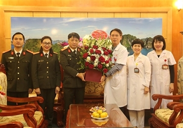 庆祝越南医师节66周年：《人民公安报》社向各所医院医务人员表示祝贺