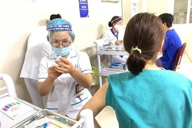 新冠肺炎疫情：首批新冠疫苗接种在河内、胡志明市和海阳省正式展开