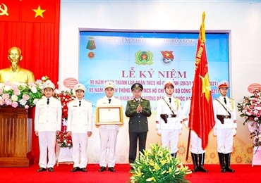 胡志明共青团公安部委员会荣获二级保卫祖国勋章