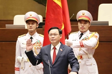 王廷惠同志以98.54%赞成票当选越南国会主席