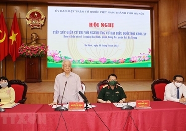 国会和人民议会代表选举：越共中央总书记阮富仲接待河内选民