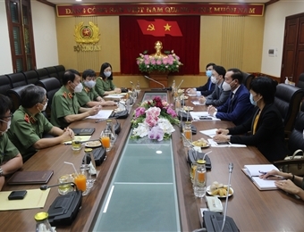 梁三光副部长会见越南驻比利时大使、越南驻欧盟使团团长阮文草