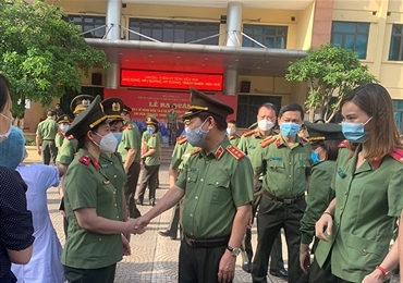 166名人民公安医生和医疗卫生人员支援北江省抗疫