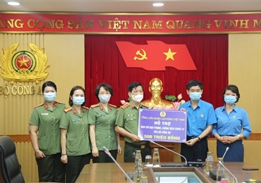 越南劳动总联合会向公安部新冠肺炎疫情防控指导委员会提供援助
