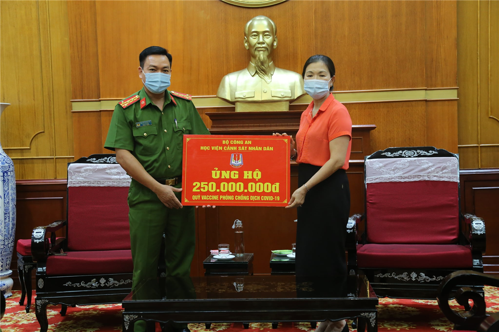 人民警察学院为疫情防控工作捐款2.6亿越南盾