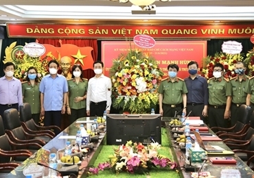 越南革命新闻日96周年：通信传媒部部长阮孟雄走访《人民公安报》社