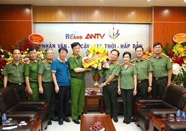 阮维玉副部长向人民公安传媒局致以节日祝贺