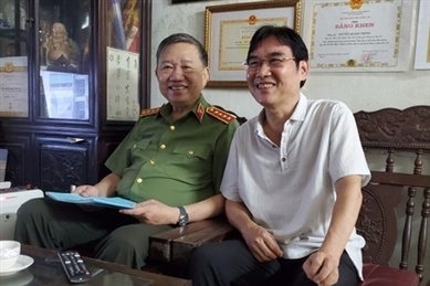 苏林部长探访慰问前公安部安全总局领导人