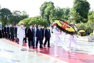 越南党和国家领导人上香缅怀英雄烈士