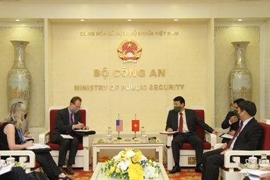 越南公安部副部长梁三光中将会见美国驻越南大使馆临时代办克里斯托弗•克莱因