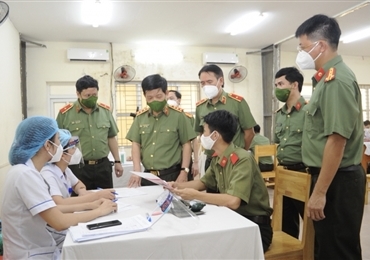 阮文山副部长视察人民公安力量新冠疫苗接种工作