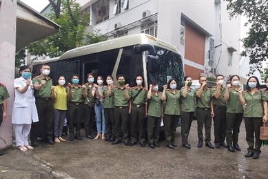 46名人民公安医务人员出动支援胡志明市和平阳省抗疫