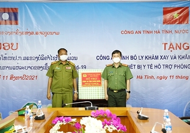 越南河静省公安厅向老挝波里坎塞省、甘蒙省公安厅赠送医疗装设备