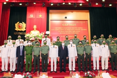 越南国家主席阮春福向中央公安党委党员授予40年、30年党龄纪念章
