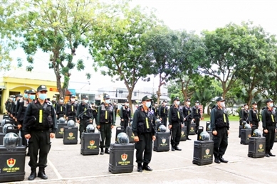公安部增派干部战士前往胡志明市和南方各省支援防疫工作