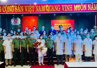 阮文山副部长与支援胡志明市的人民公安医务人员代表团见面并给予鼓励