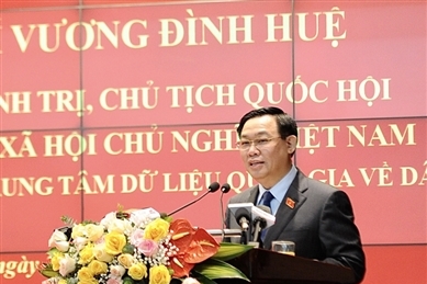 国会主席王廷惠视察越南国家人口数据中心