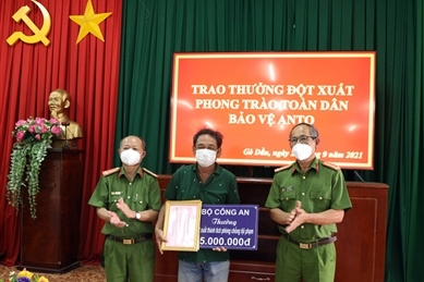 阮维玉副部长向抓捕罪犯的勇敢公民致贺信