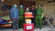 Trao tiền hỗ trợ hộ nghèo xóa nhà tạm tại huyện Mèo Vạc