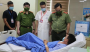 Giám đốc Công an TP Hà Nội thăm cán bộ Công an bị thương trong khi làm nhiệm vụ phòng chống dịch