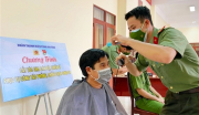 Những “thợ cắt tóc bất đắc dĩ” giúp đồng đội trong mùa dịch